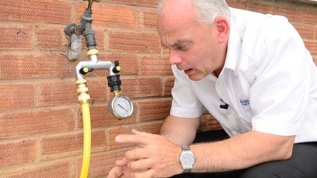Video of a man demonstrating how to measure pressure and flow