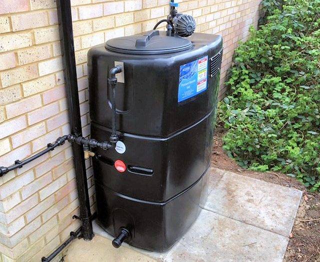 Irrigation pump and water storage tank installed in a domestic garden
