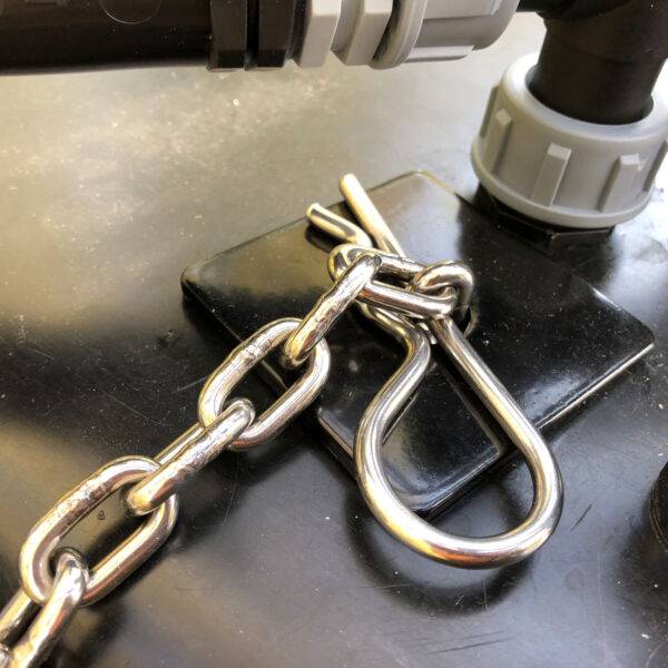 2m stainless steel securing chain, metal top plate and securing clip and ‘D’ shackle are parts of pump suspension kit for tanks