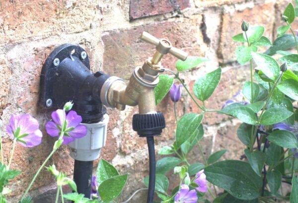 Outside tap connected to tap fitting with filter and 16mm black supply pipe