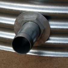 Tank outlet for galvanised water storage tanks