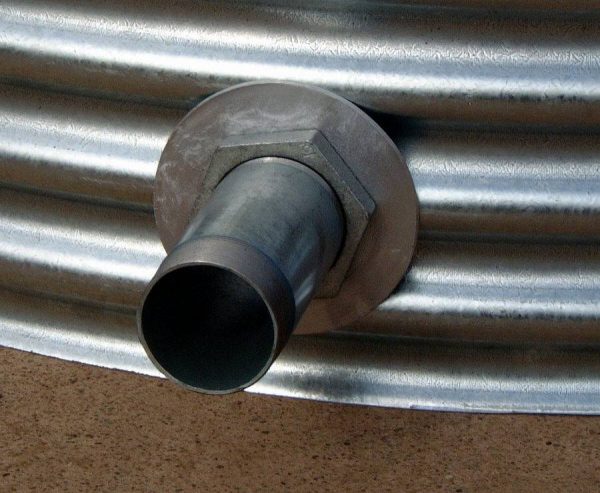 Tank outlet for galvanised water storage tanks