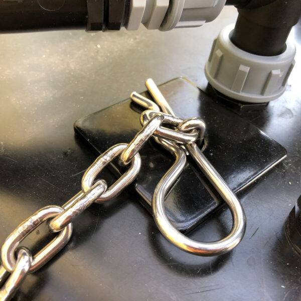 Metal top plate with stainless steel securing chain, securing clip and 'D' shackle are part of the pump suspension kit