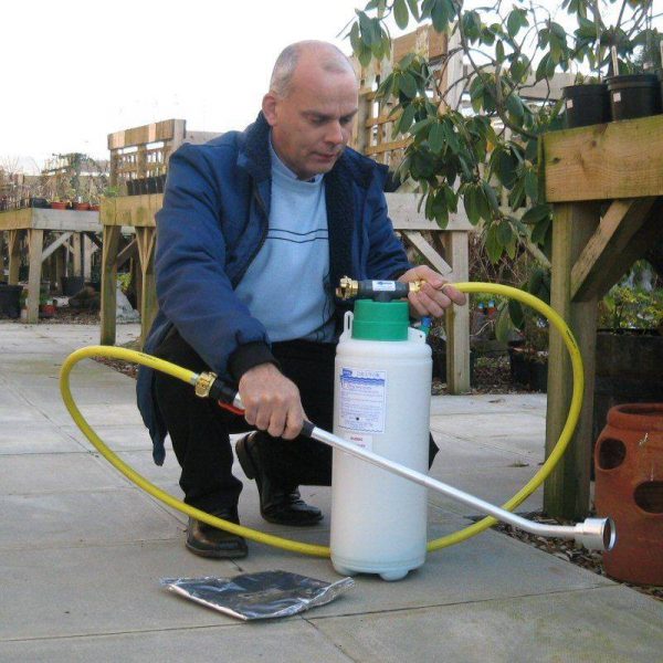 Static dilutor for adding liquid fertiliser into the water flow